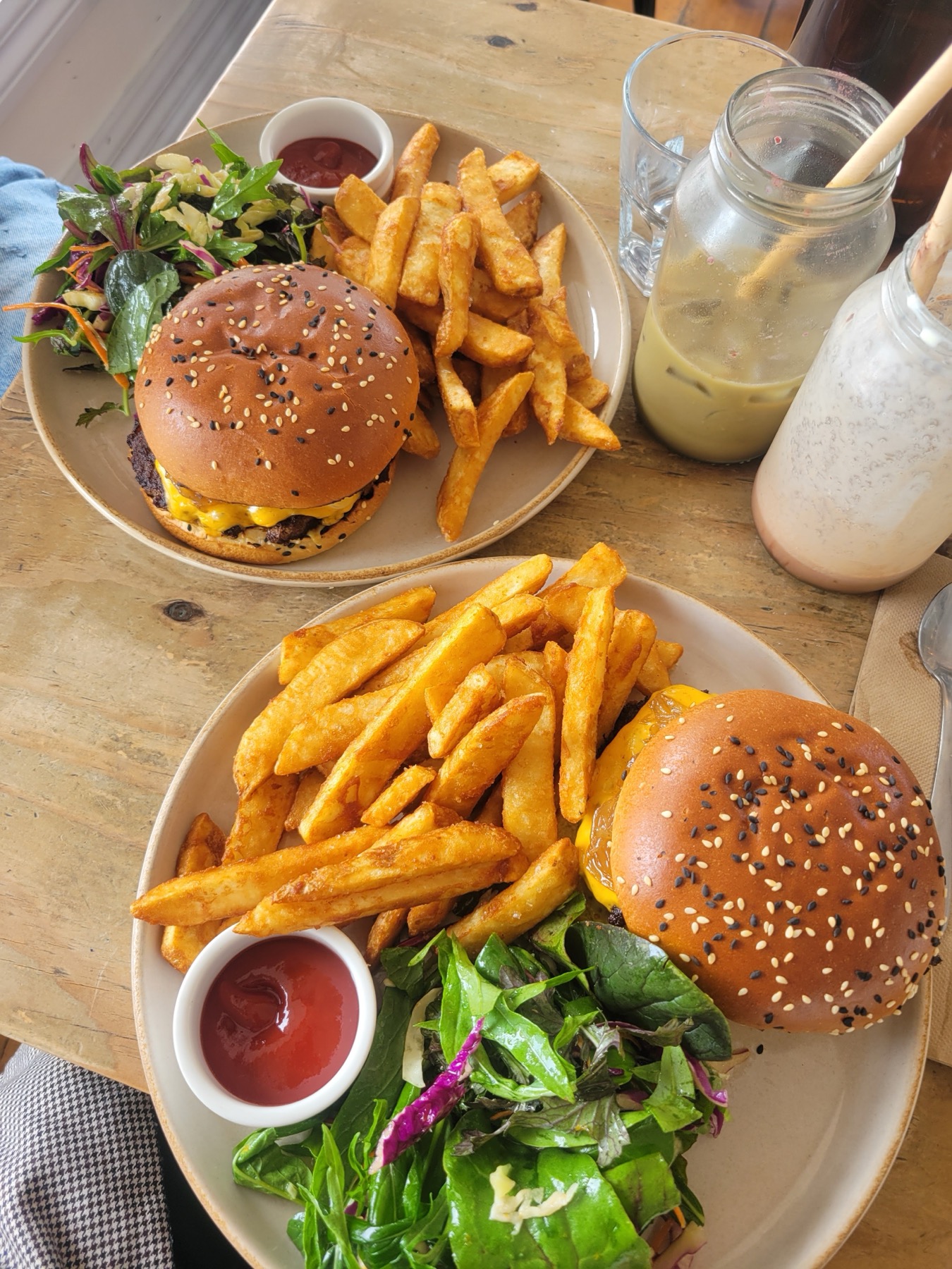 Cheeseburger and chips with salad